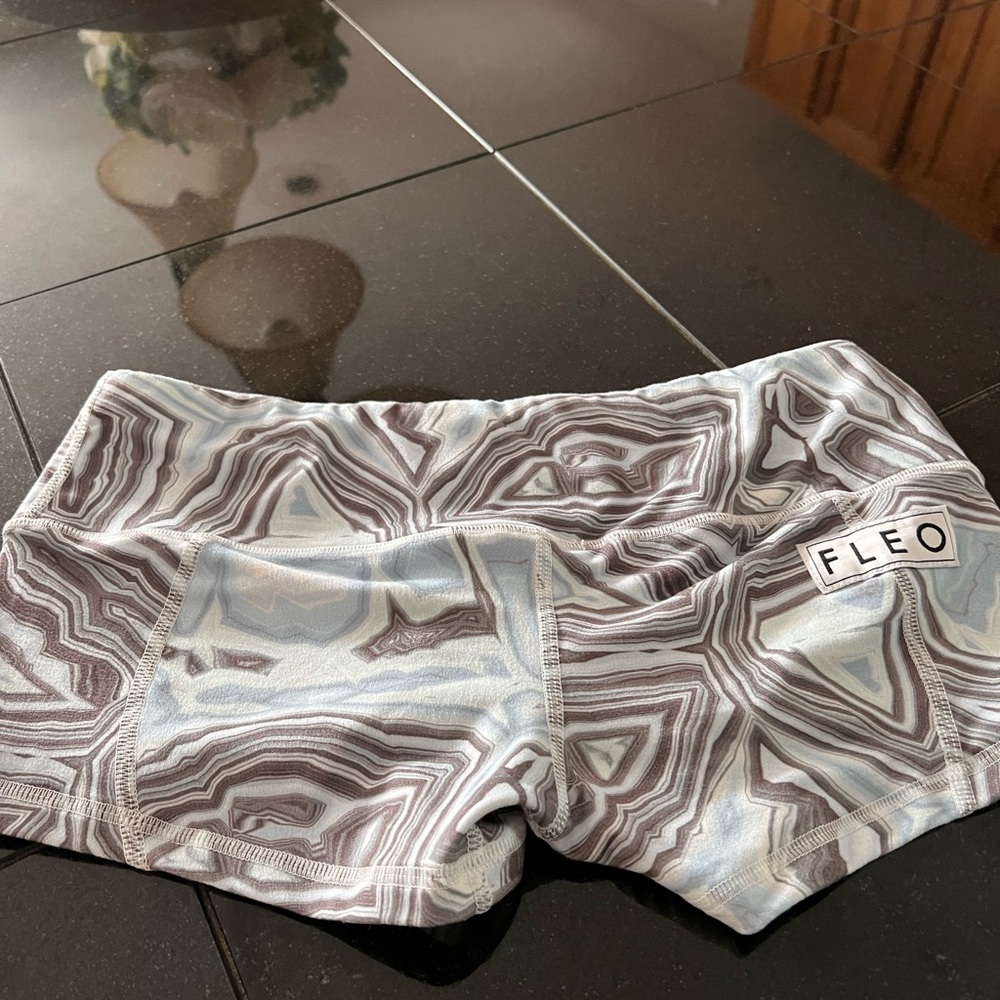 FLEO—-EUC booty shorts—SzM - Picture 2 of 2